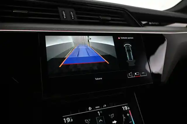 Harmaa Maastoauto, Audi Q8 e-tron – VAR-35909