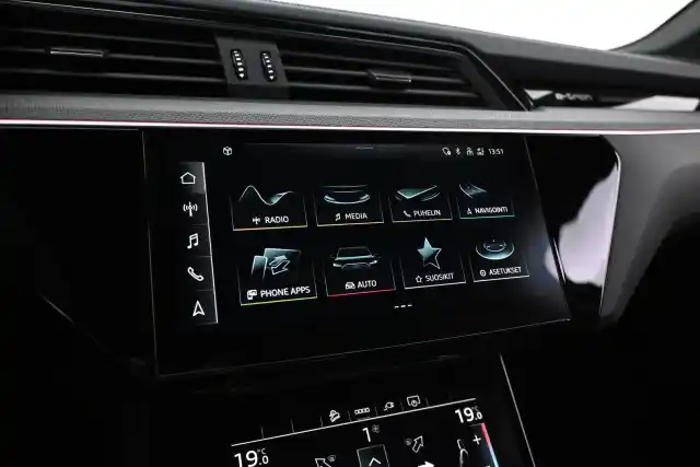 Harmaa Maastoauto, Audi Q8 e-tron – VAR-35909