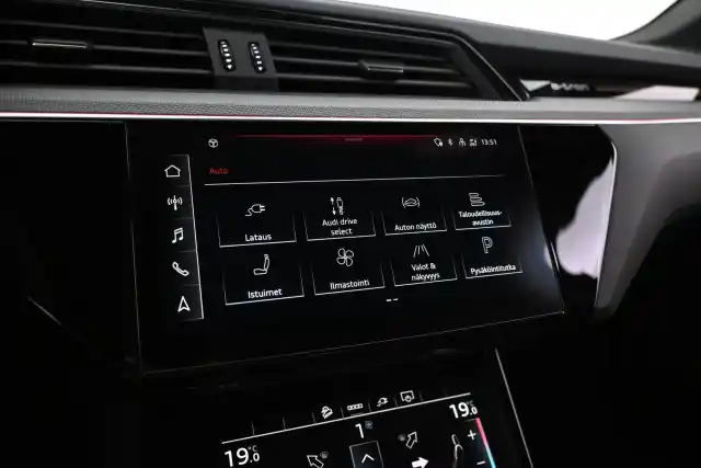 Harmaa Maastoauto, Audi Q8 e-tron – VAR-35909