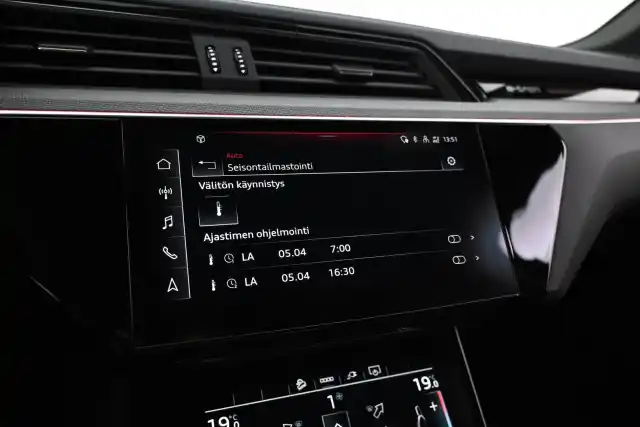 Harmaa Maastoauto, Audi Q8 e-tron – VAR-35909