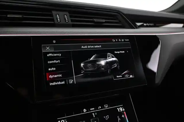 Harmaa Maastoauto, Audi Q8 e-tron – VAR-35909