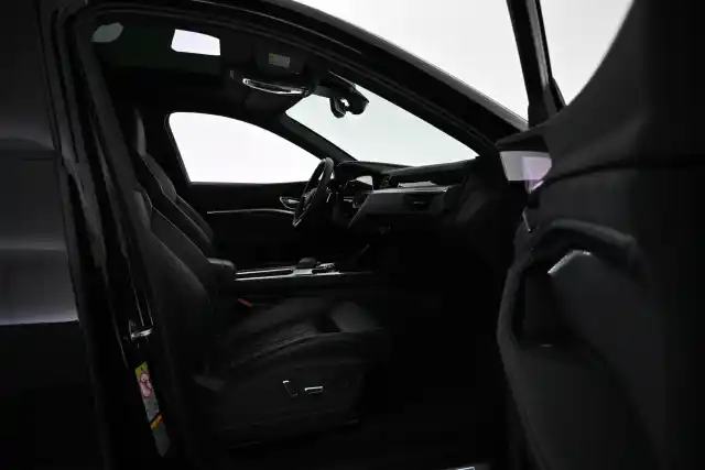 Musta Maastoauto, Audi Q8 e-tron – VAR-36078