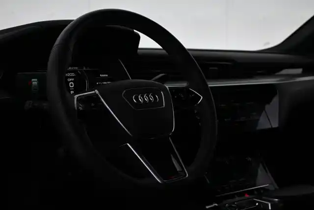 Musta Maastoauto, Audi Q8 e-tron – VAR-36078