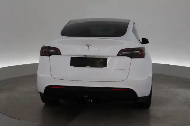 Valkoinen Maastoauto, Tesla Model Y – VAR-36288