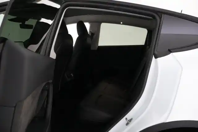 Valkoinen Maastoauto, Tesla Model Y – VAR-36288