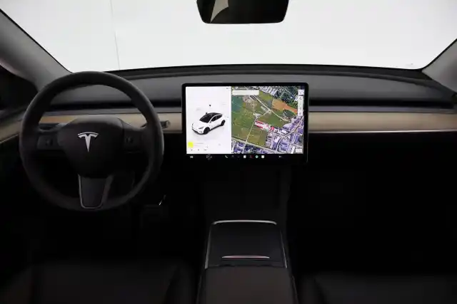 Valkoinen Maastoauto, Tesla Model Y – VAR-36288