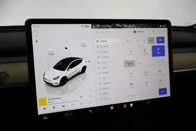 Valkoinen Maastoauto, Tesla Model Y – VAR-36288