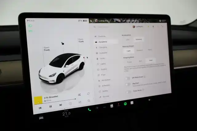 Valkoinen Maastoauto, Tesla Model Y – VAR-36288