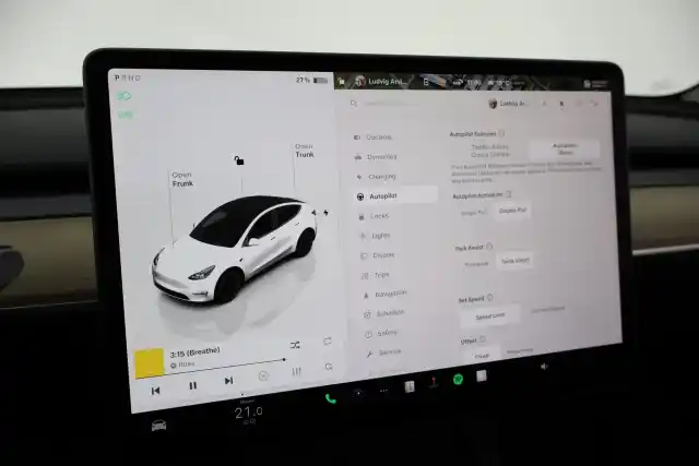 Valkoinen Maastoauto, Tesla Model Y – VAR-36288