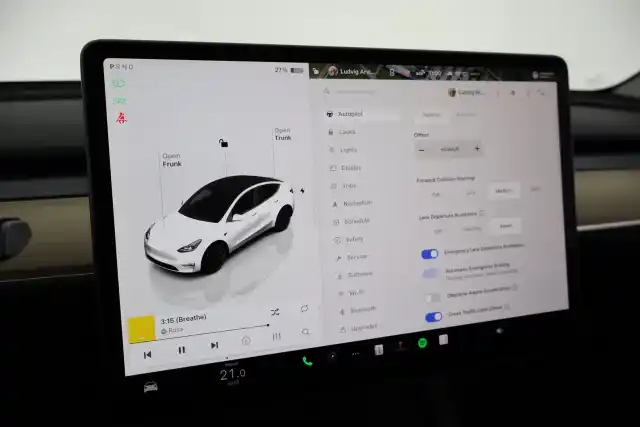 Valkoinen Maastoauto, Tesla Model Y – VAR-36288