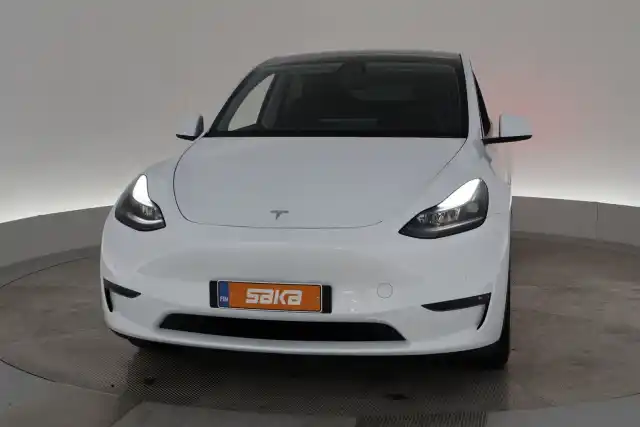 Valkoinen Maastoauto, Tesla Model Y – VAR-36288