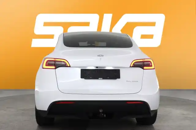 Valkoinen Maastoauto, Tesla Model Y – VAR-36288