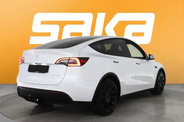 Valkoinen Maastoauto, Tesla Model Y – VAR-36288