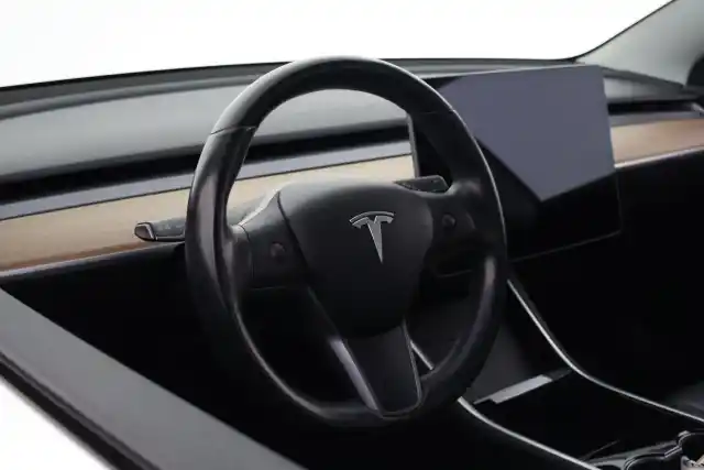 Punainen Sedan, Tesla Model 3 – VAR-36381