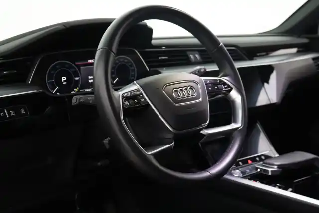 Musta Maastoauto, Audi e-tron – VAR-36402