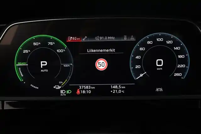 Musta Maastoauto, Audi e-tron – VAR-36402