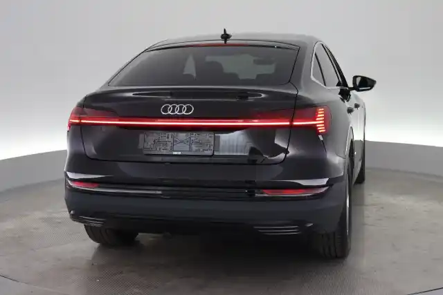 Musta Maastoauto, Audi e-tron – VAR-36575