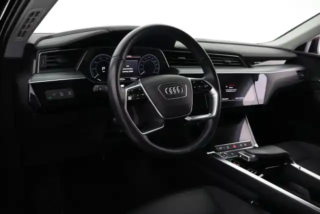 Musta Maastoauto, Audi e-tron – VAR-36575