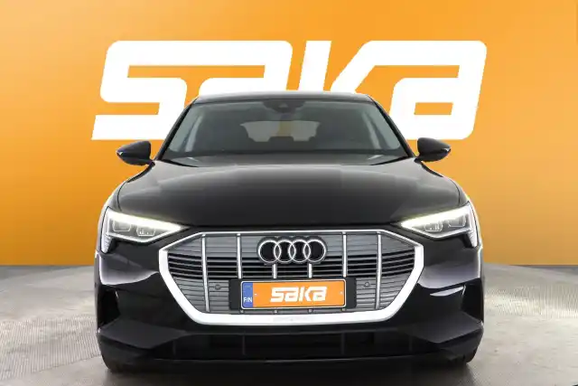 Musta Maastoauto, Audi e-tron – VAR-36575