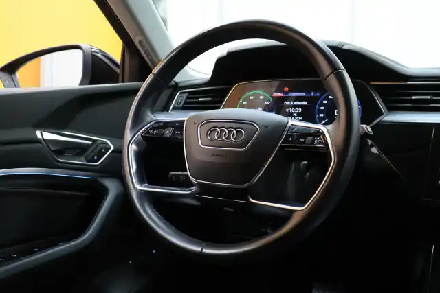Musta Maastoauto, Audi e-tron – VAR-36655