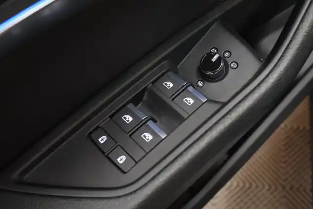Musta Maastoauto, Audi e-tron – VAR-36655