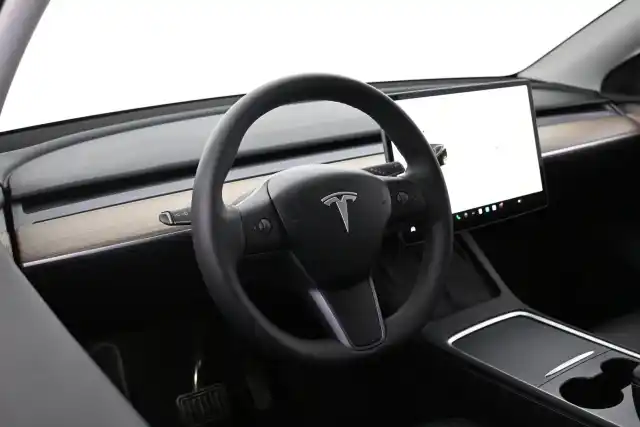 Musta Maastoauto, Tesla Model Y – VAR-37065