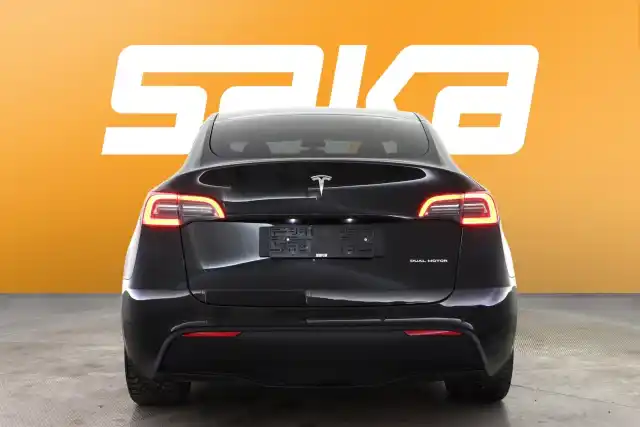 Musta Maastoauto, Tesla Model Y – VAR-37065