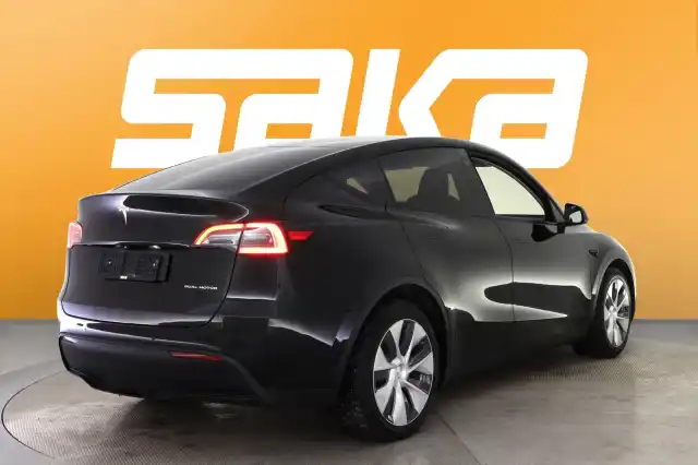 Musta Maastoauto, Tesla Model Y – VAR-37065