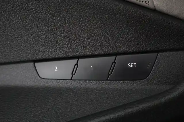 Sininen Maastoauto, Audi e-tron – VAR-37213