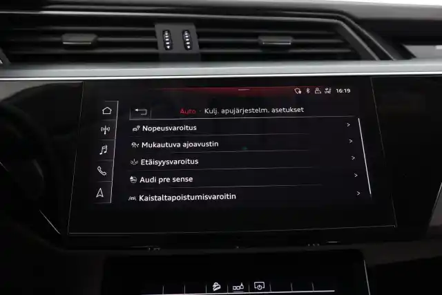 Sininen Maastoauto, Audi e-tron – VAR-37213