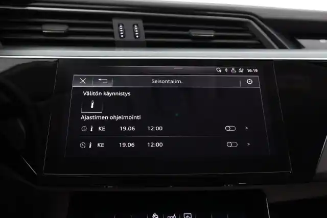 Sininen Maastoauto, Audi e-tron – VAR-37213
