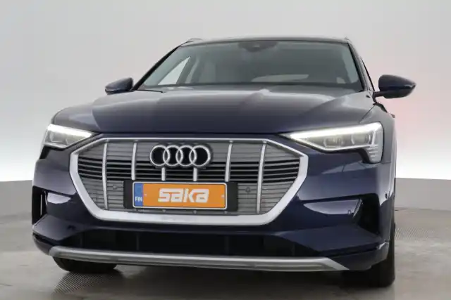 Sininen Maastoauto, Audi e-tron – VAR-37213