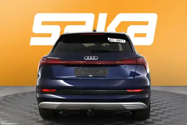 Sininen Maastoauto, Audi e-tron – VAR-37213