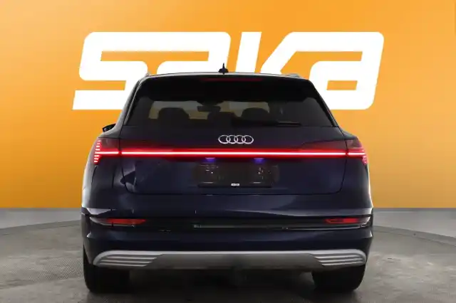 Sininen Maastoauto, Audi e-tron – VAR-37213