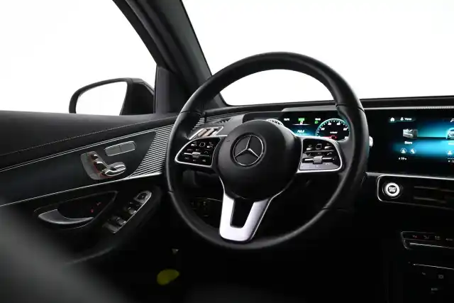 Sininen Maastoauto, Mercedes-Benz EQC – VAR-37556