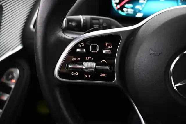 Sininen Maastoauto, Mercedes-Benz EQC – VAR-37556