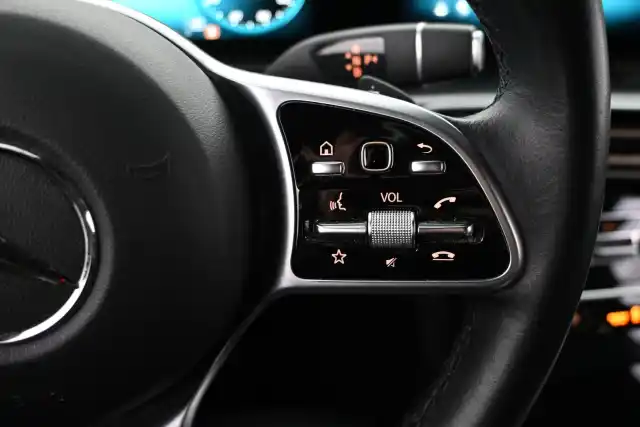 Sininen Maastoauto, Mercedes-Benz EQC – VAR-37556