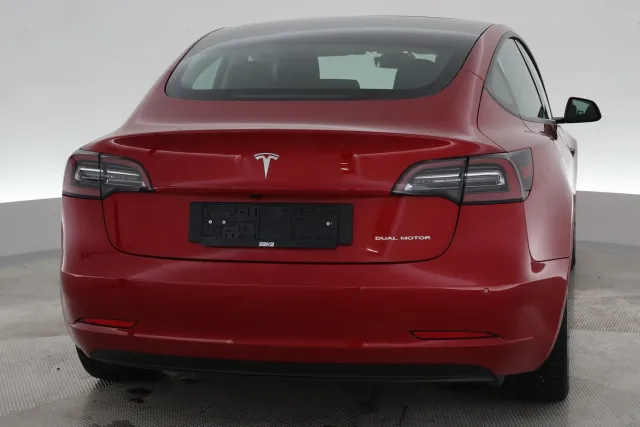 Punainen Sedan, Tesla Model 3 – VAR-37570