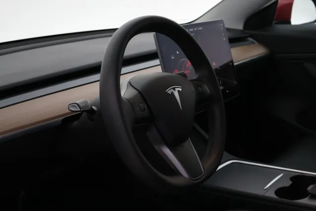 Punainen Sedan, Tesla Model 3 – VAR-37570