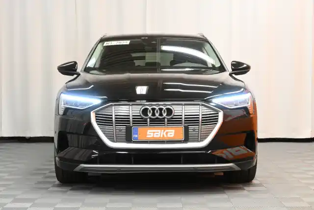 Musta Maastoauto, Audi e-tron – VAR-37883