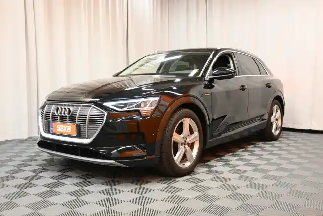 Musta Maastoauto, Audi e-tron – VAR-37883