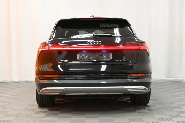 Musta Maastoauto, Audi e-tron – VAR-37883