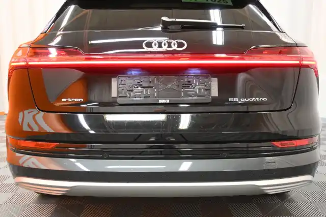 Musta Maastoauto, Audi e-tron – VAR-37883