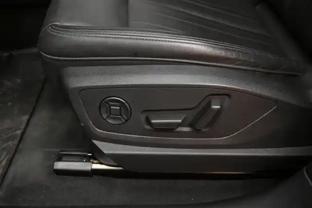 Musta Maastoauto, Audi e-tron – VAR-37883