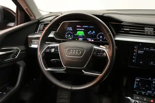 Musta Maastoauto, Audi e-tron – VAR-37883