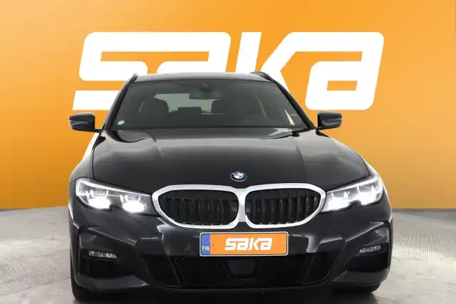 Musta Farmari, BMW 330 – VAR-37949