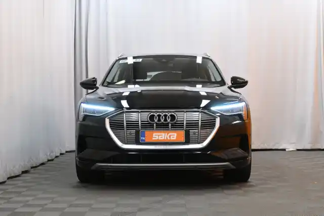 Musta Maastoauto, Audi e-tron – VAR-38888