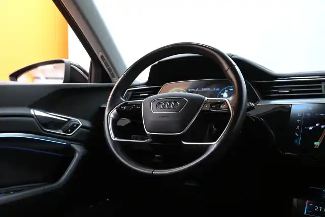 Musta Maastoauto, Audi e-tron – VAR-38888