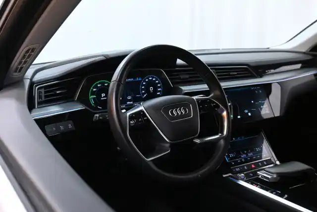 Musta Maastoauto, Audi e-tron – VAR-38888