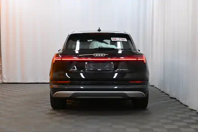 Musta Maastoauto, Audi e-tron – VAR-38888